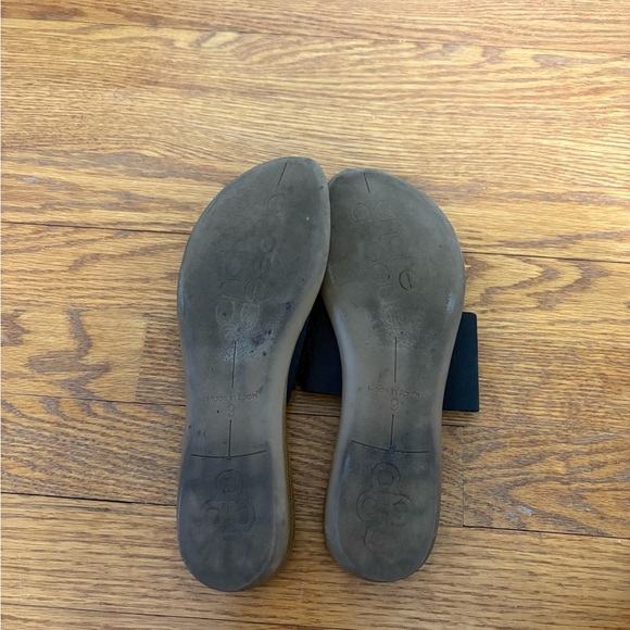 Andre Assous Woman’s Black Leather Sandals with Fringe Detail Size 9 - Picture 4 of 4